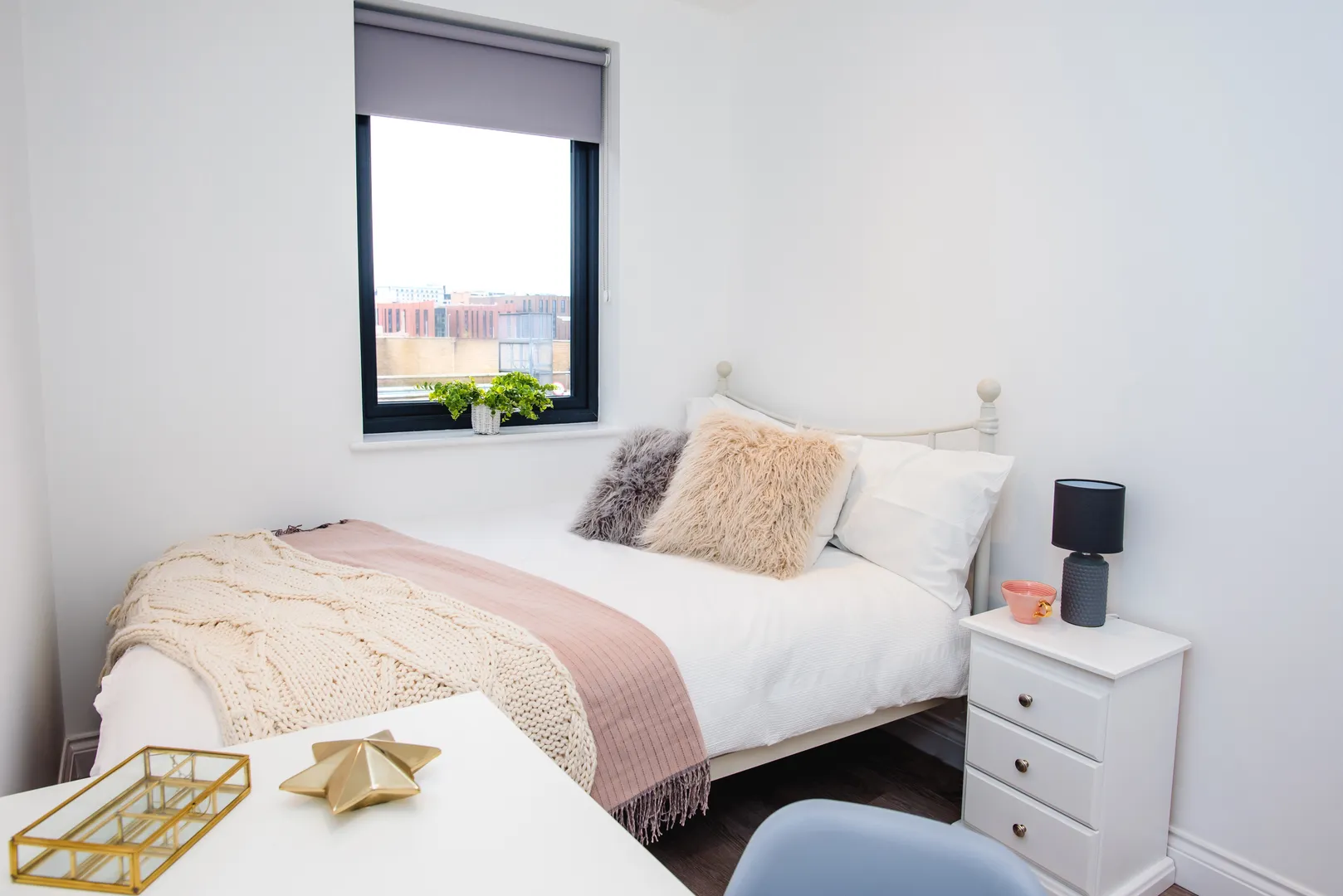 Flat F, 25 Lister Gate - Luxury 3 Bed City Centre Apartment - Image 2